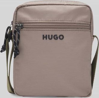 HUGO BOSS Umh&auml;ngetasche mit Logo-Detail in Schlamm, Gr&ouml;&szlig;e 1