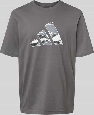 adidas T-Shirt mit Label-Print in Mittelgrau, Größe XL
