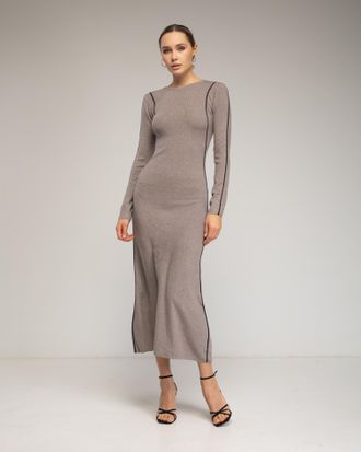 Tantra Lange, nauwsluitende gebreide jurk met verticale lijnen