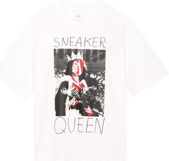 Nike (WMNS) Nike Sneaker Queen T-Shirt White FD2532-100
