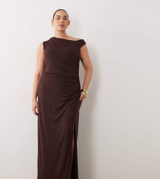 Tfnc Plus abito lungo scivolato con strass, spalle scoperte e spacco alto, color cioccolato-Marrone