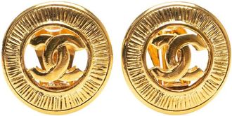 Chanel Orecchini tondi a clip CC placcati in oro 1950-1970