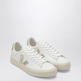 Veja Campo Sneakers aus wei&szlig;em und platinfarbenem Leder