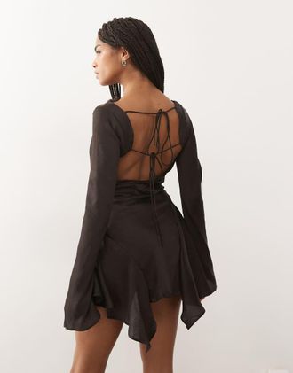 Monki Vestito corto svasato a maniche lunghe in raso stropicciato marrone cioccolato scuro con schiena scoperta con laccetti