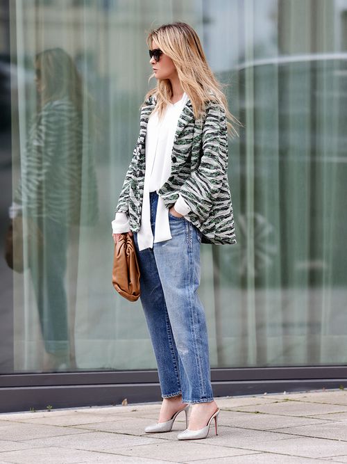 Streetstyle mit einer Jeans, High Heels und einer Jacke mit Zebra-Print.