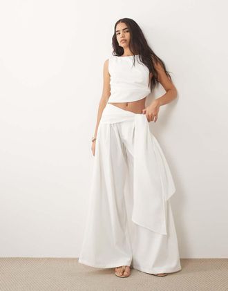 Missy Empire Missy Empire - Pantaloni a fondo ampio drappeggiati voluminosi bianchi allacciati sul davanti in coordinato-Bianco