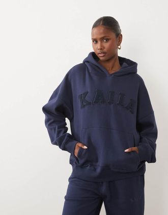 KAIIA felpa con cappuccio oversize coordinata in boucl&eacute; con logo, in blu intenso