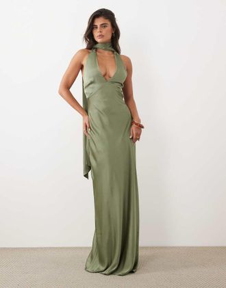 Tfnc Bridesmaids vestito lungo in raso con scollo a V, allacciatura, schiena aperta e collo a sciarpa, verde oliva