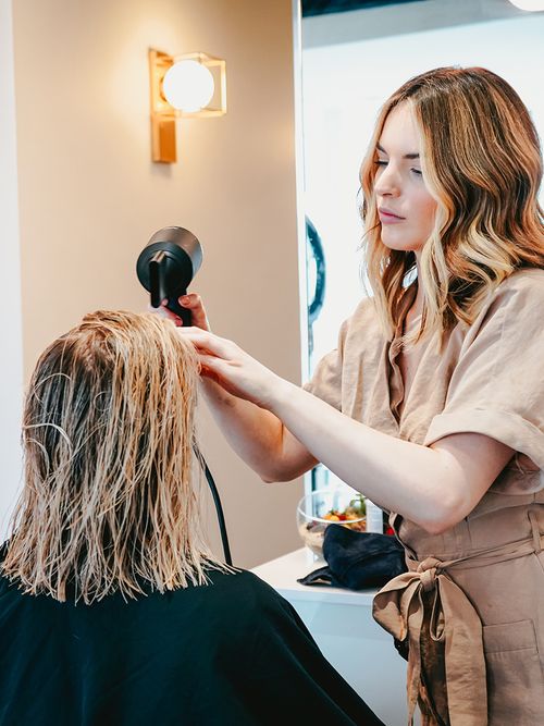 Bei kaputtem Haar hilft nur noch abschneiden. Oder?! Die Firma Newsha hat ein 