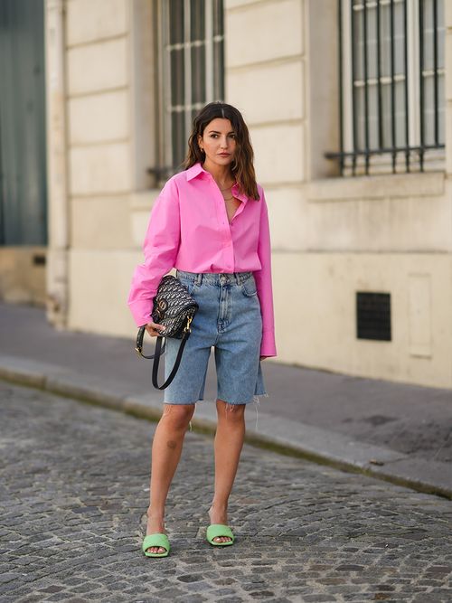 Streetstyle mit einer Bermuda-Jeans und einer pinken Bluse.