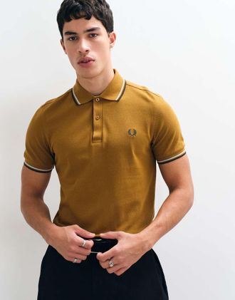 Fred Perry polo con doppio profilo in cammello scuro con bordini bianchi e blu navy-Neutro