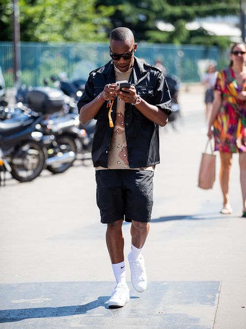 Fashionpeople tragen Sneakers im Moment mit Tennissocken