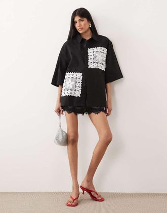 Sister Jane Sister Jane - Galene - Camicia unisex a maniche corte nera con finiture alluncinetto-Nero