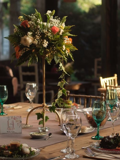 Tischdeko für Outdoor-Gartenparty mit geometrischen Vasen aus Messing