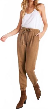 Bella Dahl Luna Pleat Front Jogger Pants In Topaz Brown