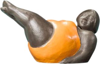 Wanda Collection Estatua mujer contemporánea naranja