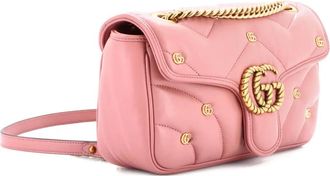 Gucci Borsa a spalla GG Marmont piccola in pelle matelass&eacute; con battente e borchie - Rosa