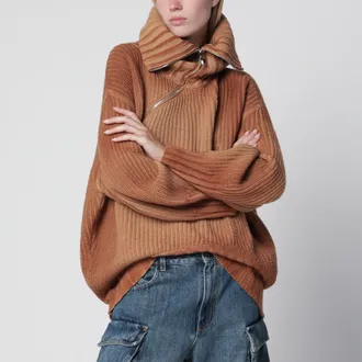 The Attico Maglione in lana e cashmere color camel con zip asimmetrica