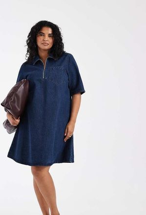 Only ONLY Curve - Vestito corto a pieghe in denim blu scuro risciacquato