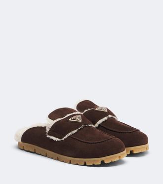 Prada Mules de ante con borrego