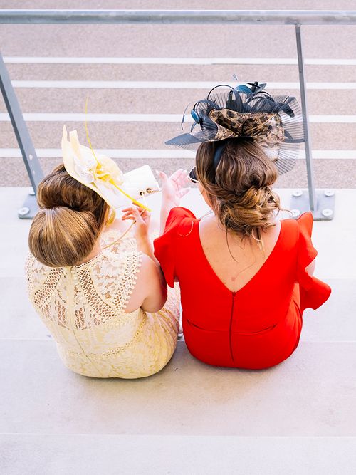 Zum Pferderennen eingeladen, doch keine Ahnung, wie das perfekte Pferderennen Outfit aussieht? Wir zeigen den Dresscode, für einen Rennbahn Besuch.