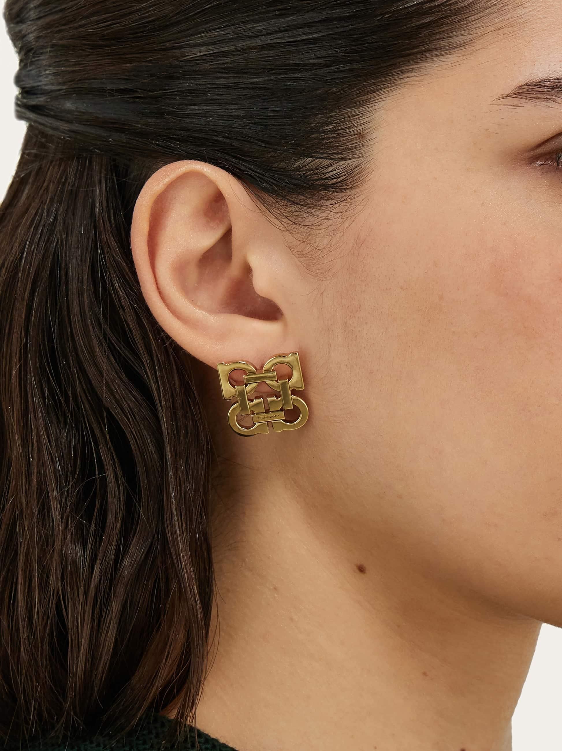 ピアス FERRAGAMO Gold-Colored Gancini Earrings in Brass Woman Ferragamo Gold-colored Gancini Earrings In Brass Woman