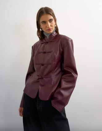Topshop blazer in pelle sintetica con chiusura ad alamari, color fico-Viola