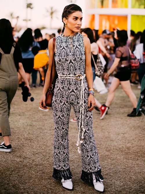 Influencerin mit Jumpsuit bei Coachella