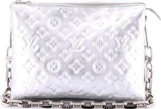 Louis Vuitton Coussin Bag PM crossbodytas van lamsleer met monogram-reli&euml;f - Zilver