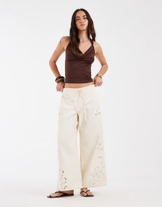 Asos Pantaloni di jeans ricamati &eacute;cru in coordinato-Bianco