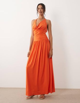 Tfnc Vestito lungo aderente con spalline sottili allacciato al collo e gonna a ruota arancione