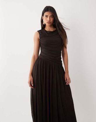 Vero Moda Vestito lungo senza maniche arricciato marrone con vita asimmetrica