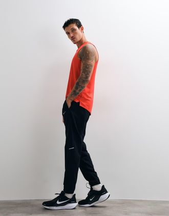 Nike Miler Dri-FIT joggers in tessuto neri-Nero