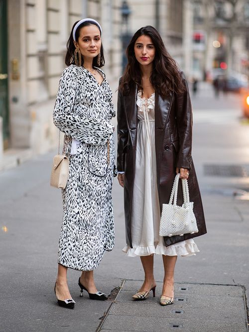 ragazze con abiti dagli abbinamenti chic