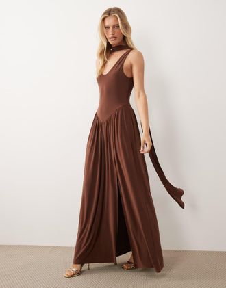 Asos Vestito lungo sinuoso color cioccolato con foulard-Marrone