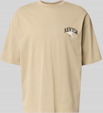 Review T-Shirt mit Logo- und Motiv-Print in Taupe, Gr&ouml;&szlig;e XXL