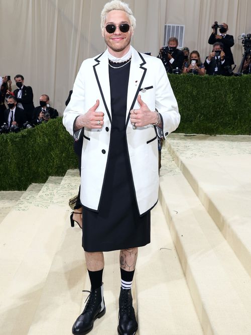 Pete Davidson mit einem schwarzen Rock und einem weißen Sakko.