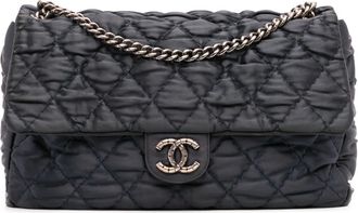 Chanel Borsa a spalla CC Extra Large in seta trapuntata con battente 2009-2010 - Nero