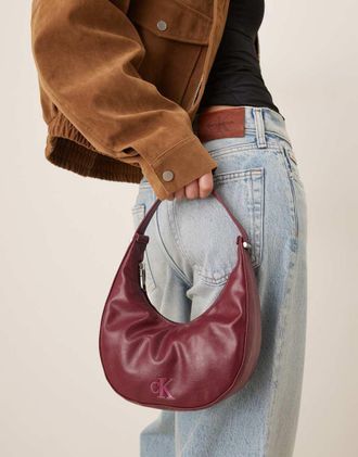 Calvin Klein Jeans - Borsa a mezzaluna piccola lucida bordeaux-Rosa