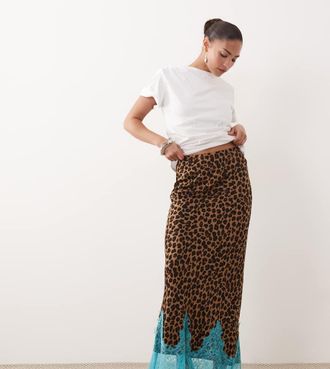Never Fully Dressed Petite - Maeva - Gonna lunga in raso con stampa leopardata e dettagli in pizzo-Multi