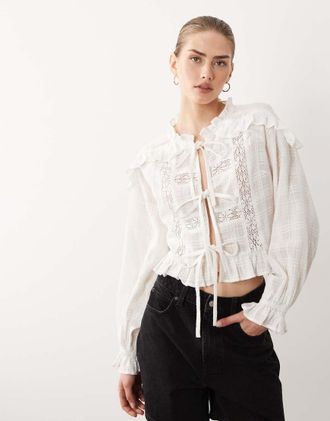 Miss Selfridge Blusa bianca con laccetto sul davanti-Bianco