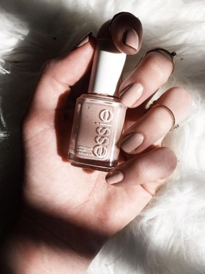 Las prendas en color nude que combinan con tus uñas