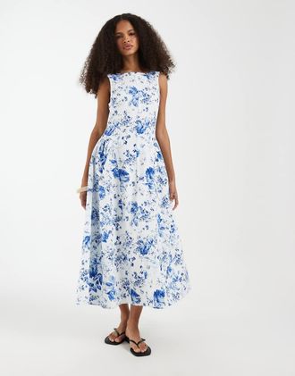 Vero Moda Vestito lungo con gonna a pieghe senza maniche bianco con stampa a fiori blu
