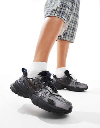 Nike V2K Run - Sneakers unisex grigio metallizzato e nere-Nero