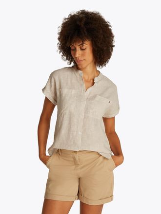 Tommy Hilfiger Kurzarmbluse ESS LINEN COLLARLESS S/S BLOUSE mit Logostickerei,k&uuml;hlendes Premium Leinen