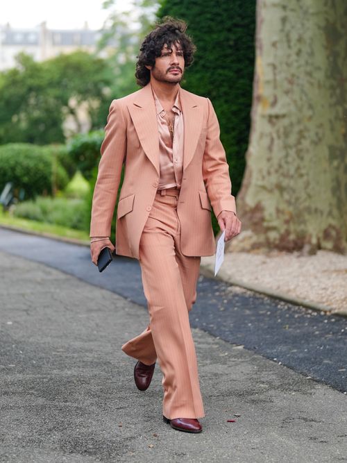 Luke Day trägt einen rosafarbenen Anzug mit passendem Hemd auf der Paris Fashion Week.