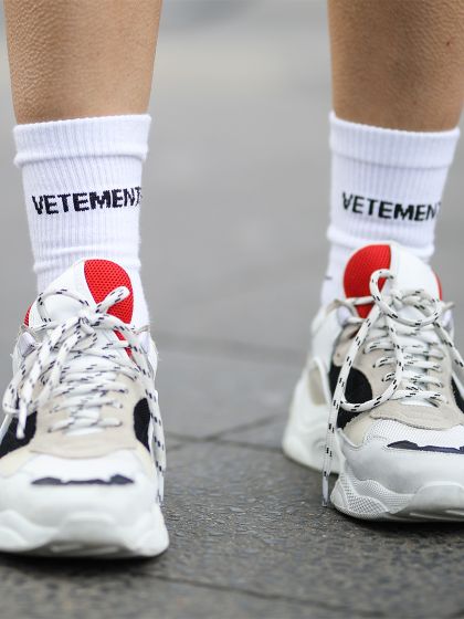 Fashionpeople tragen ihre Sneakers im Moment nur noch so