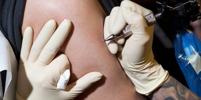 Ein Tattoo wird gestochen