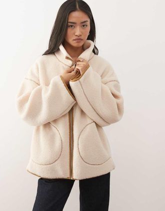 Monki Giacca in pile beige con cuciture a vista-Neutro