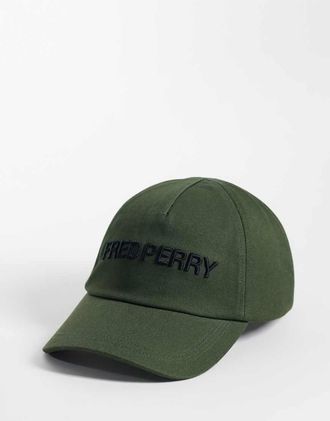 Fred Perry cappellino con testo ricamato in khaki-Verde